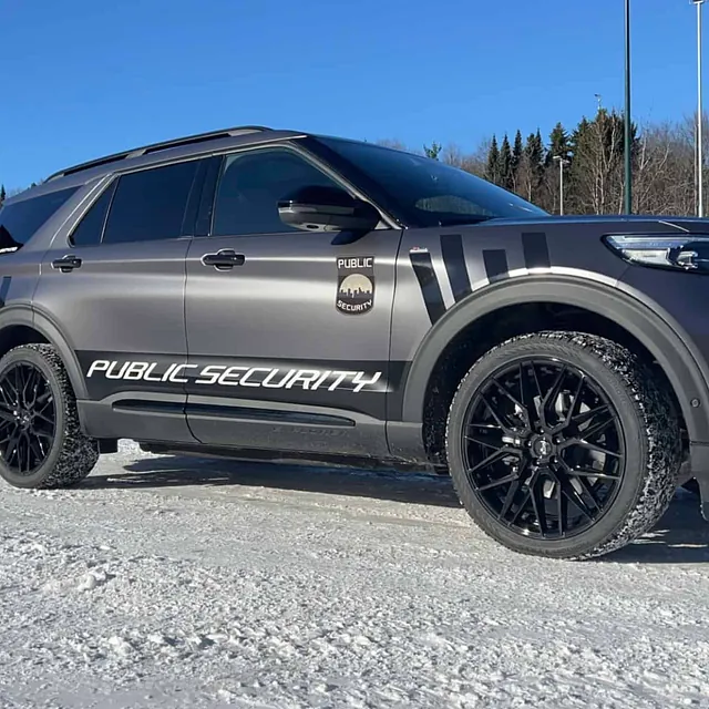 Svart sikkerhetsbil parkert i snødekt område
